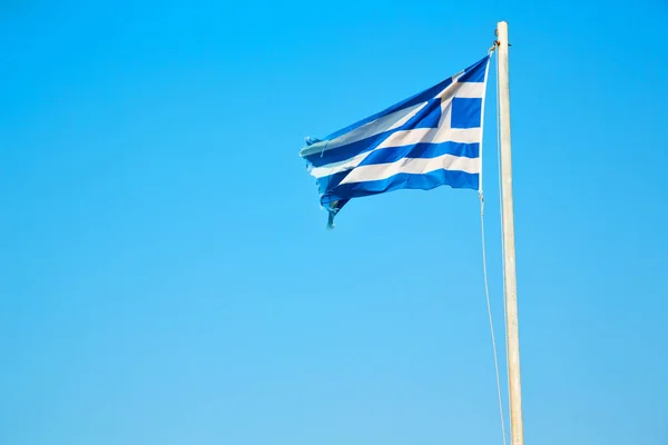 Acenando bandeira grécia no céu azul e mastro de bandeira — Fotografia de Stock