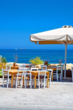 Tablo santorini Avrupa'nın Yunanistan eski Restoran sandalye ve su