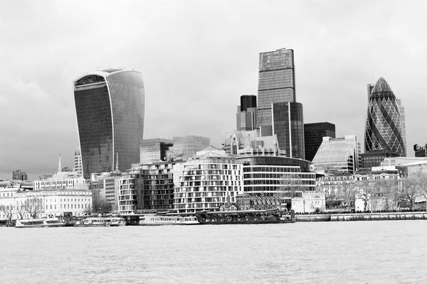 Ventanas del río Támesis en la ciudad de Londres casa y oficina —  Fotos de Stock