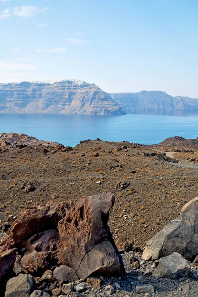 在欧洲圣托里尼岛希腊天空和地中海 s 火山土地 — 图库照片