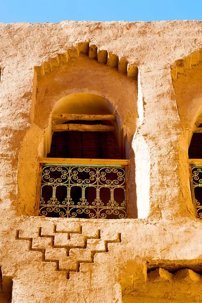 Fenster in Marokko Afrika alte Bauweise und braune Wand — Stockfoto