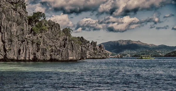 Desde un barco en hermosa costa panorámica mar y roca —  Fotos de Stock