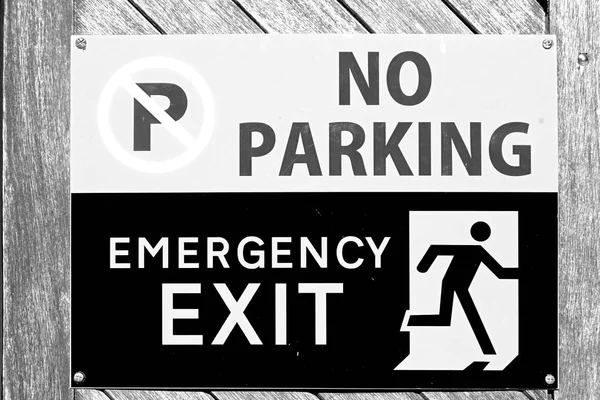 Señal de salida de emergencia y no hay icono de estacionamiento — Foto de Stock