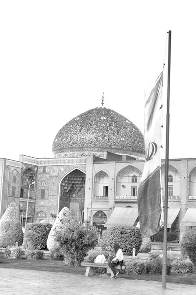 Dans une vieille mosquée carrée iran — Photo