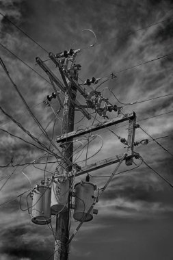 trafo ve tel bulutlu gökyüzü ile bir elektrik direği