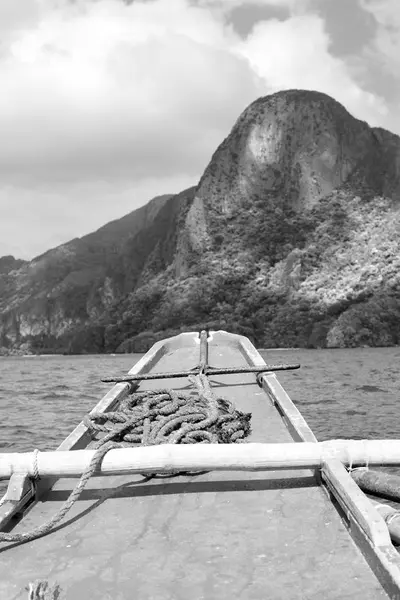 Vista da colina da ilha a partir da proa de um barco — Fotografia de Stock