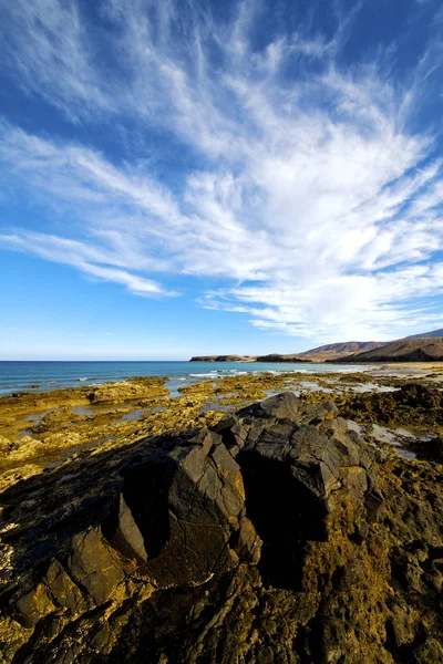 Легкий пляж острова пенной скалы испанский пейзаж облако неба — стоковое фото