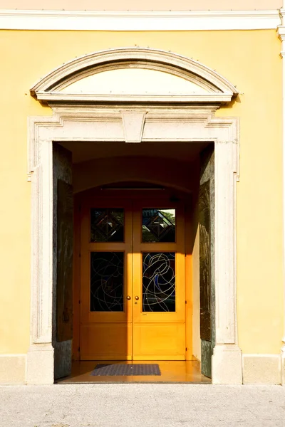 Дверь старой церкви Милано закрыта. — стоковое фото