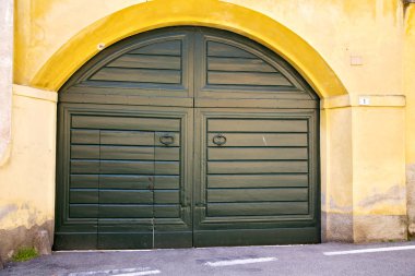 avrupa İtalya lombardiya milano eski kilise yeşil   