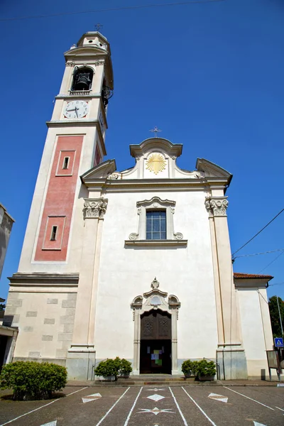 Muro e campanile chiesa soleggiata tradate — Foto Stock