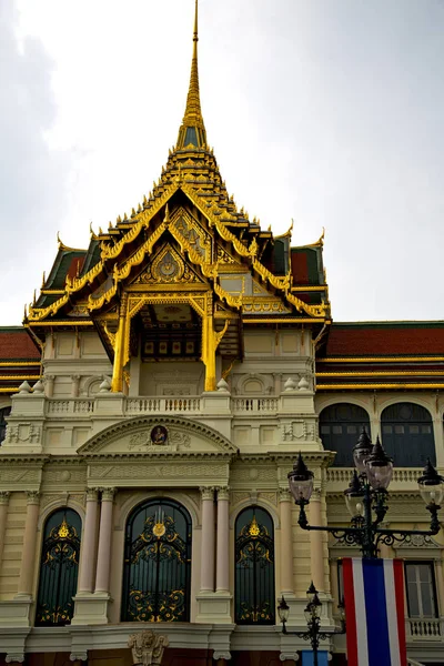 Tailândia bangkok chuva templo bandeira rua lâmpada mos — Fotografia de Stock