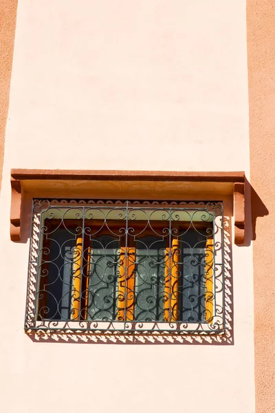 Fenêtre en Afrique marocaine et construction ancienne wal brique histori — Photo