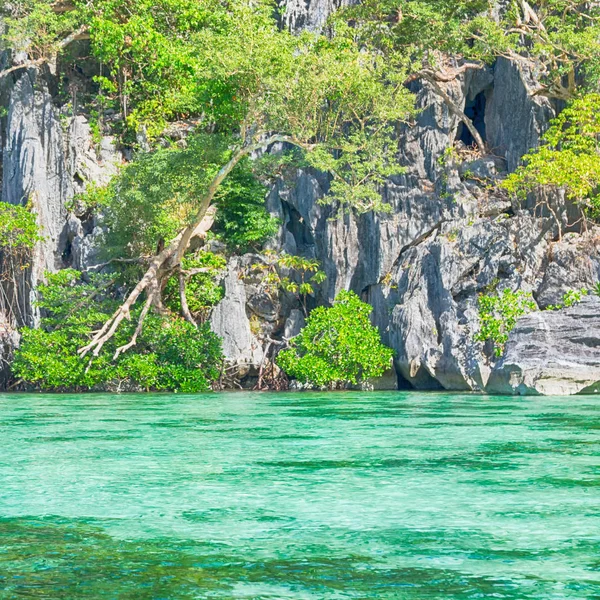 С лодки в красивой панораме побережья моря и скалы — стоковое фото