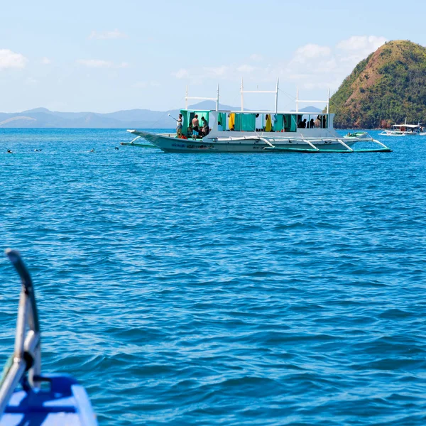 Vista de la colina de la isla desde la proa de un barco — Foto de Stock