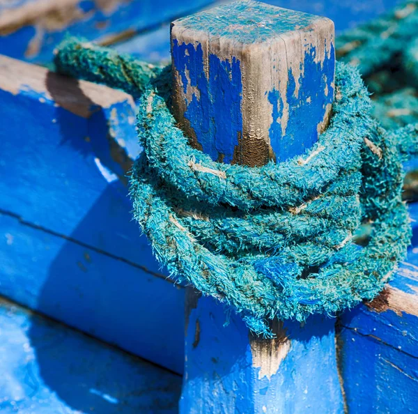 a rope in  yacht accessory  boat