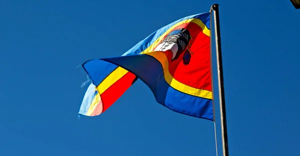 Im Swasiland Flagge und Himmel schwenkend — Stockfoto