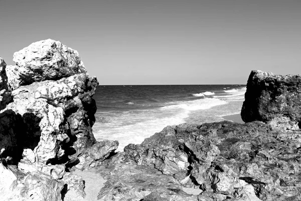 In oman coastline sea ocean   gulf rock and beach relax near sky — Stockfoto