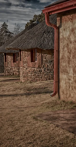 In lesotho Straße Dorf in der Nähe von Berg — Stockfoto