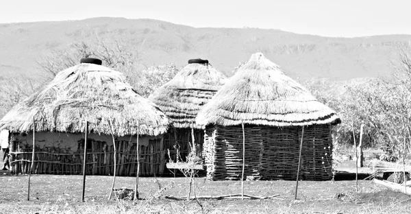 Dans le village de rue du lesotho près de la cour — Photo