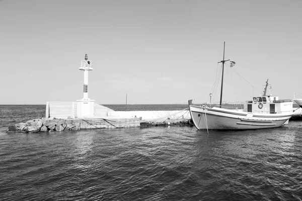 Faro isla griega en santorini puerto de europa barco y pastel —  Fotos de Stock