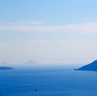 Hill ve Avrupa Yunanistan kasaba yaz Beach'te kayalara