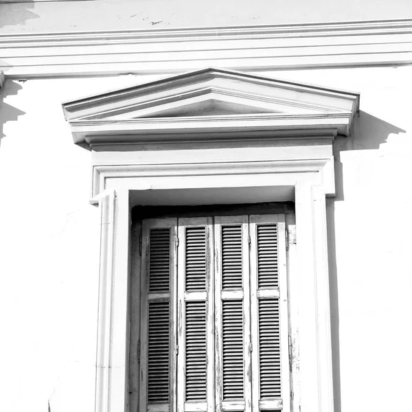 Antigua arquitectura en la isla griega ventana y puerta blanca col — Foto de Stock