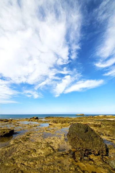 Bewolkt lichte waterisle schuim rots landschap hemel — Stockfoto