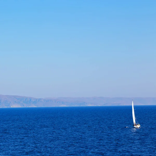 Ιστιοπλοΐα κοντά στο λόφο και βράχια στην παραλία το καλοκαίρι στην Ευρώπη g — Φωτογραφία Αρχείου