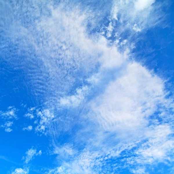 En Oman el cielo nublado esponjoso y el espacio vacío —  Fotos de Stock