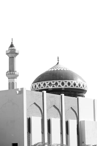 Em oman muscat a antiga mesquita minarete e religião no céu claro — Fotografia de Stock