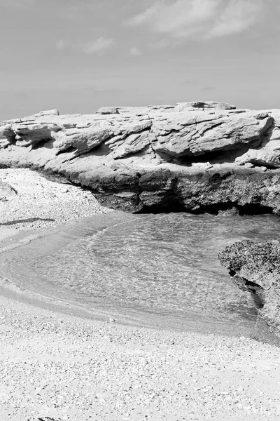 V Ománu pobřeží moře zálivu rock oceán a pláž odpočívat blízko nebe — Stock fotografie