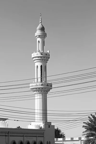 En oman moscatel la antigua mezquita minarete y la religión en el cielo claro — Foto de Stock