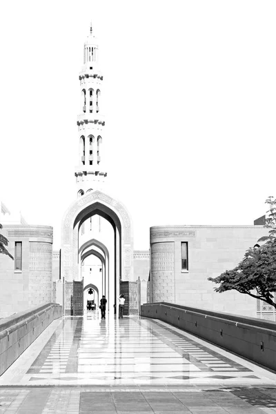 Em oman muscat a antiga mesquita minarete e religião no céu claro — Fotografia de Stock