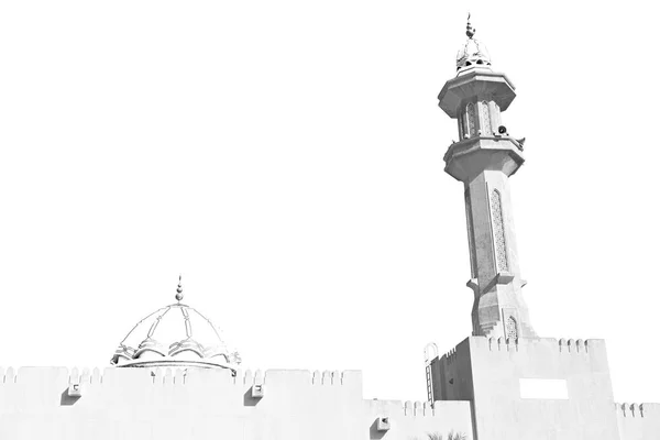 オマーン マスカット古いモスクのミナレットと澄んだ空の宗教 — ストック写真