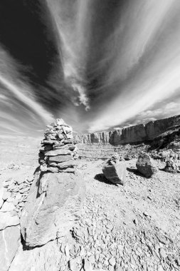 Umman eski dağ gorge ve kanyon derin bulutlu gökyüzü 