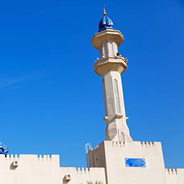 In oman muscat il vecchio minareto moschea e la religione in cielo aperto — Foto Stock