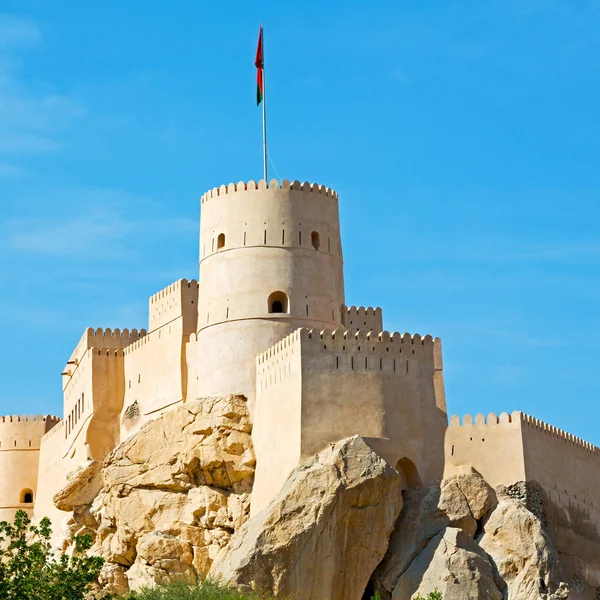 In oman muscat rock il vecchio forte difensivo battaglia cielo e — Foto Stock