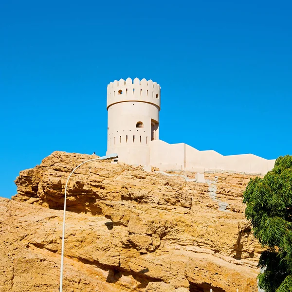 Omán muscat rock a régi védekező fort battlesment ég és — Stock Fotó