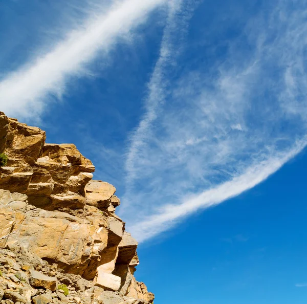 Umman eski dağ gorge ve kanyon derin bulutlu gökyüzü 