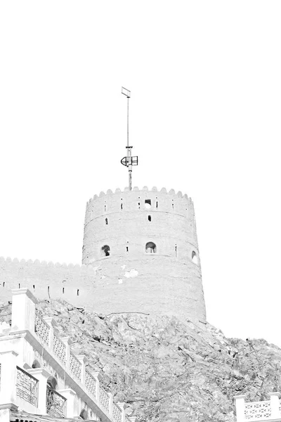 Dans oman muscat rock le vieux fort défensif battement ciel et — Photo