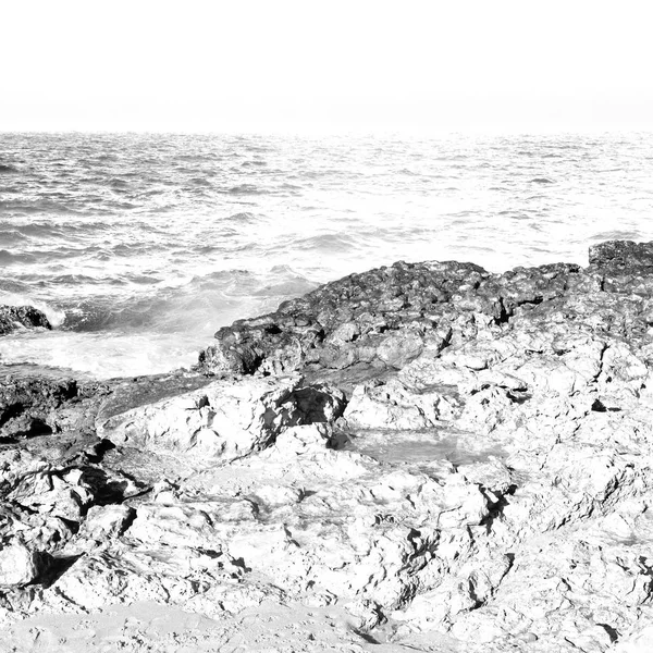 Na costa oman mar oceano golfo rocha e praia relaxar perto do céu — Fotografia de Stock