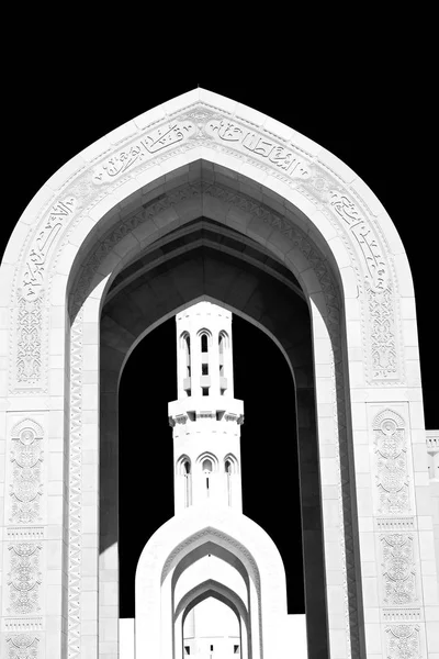 En oman moscatel la antigua mezquita minarete y la religión en el cielo claro —  Fotos de Stock