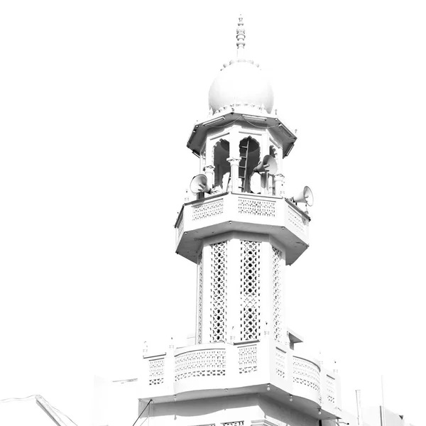 En oman moscatel la antigua mezquita minarete y la religión en el cielo claro — Foto de Stock