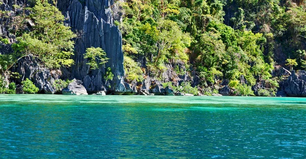 С лодки в красивой панораме побережья моря и скалы — стоковое фото