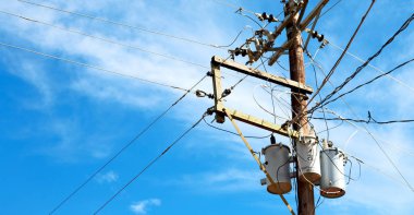 trafo ve tel bulutlu gökyüzü ile bir elektrik direği