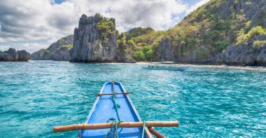 bir tekne ise ada tepeden bakış