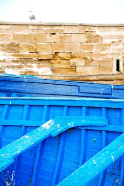   Tekne ve deniz Afrika Fas eski kale kahverengi tuğla gök