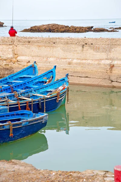 Boot in afrika marokko alter hafen holz und abstrakte pier — Stockfoto