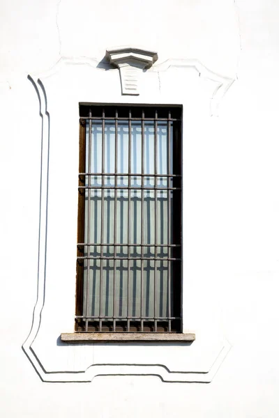 Shutter europe  italy  lombardy      the milano old   window gra — Stock Photo, Image