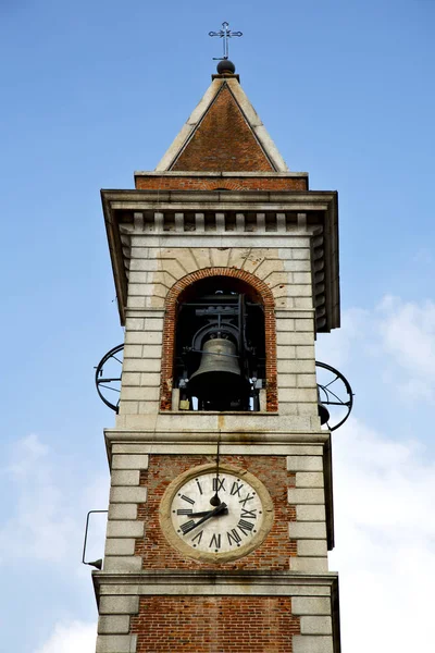 Somma ll e torre da igreja sino dia ensolarado — Fotografia de Stock